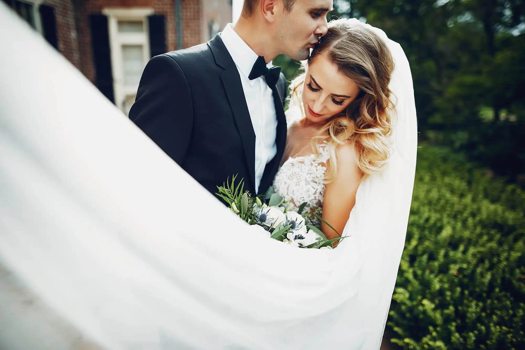 Hochzeitsplaner organisiert den perfekten Ablauf am Hochzeitstag