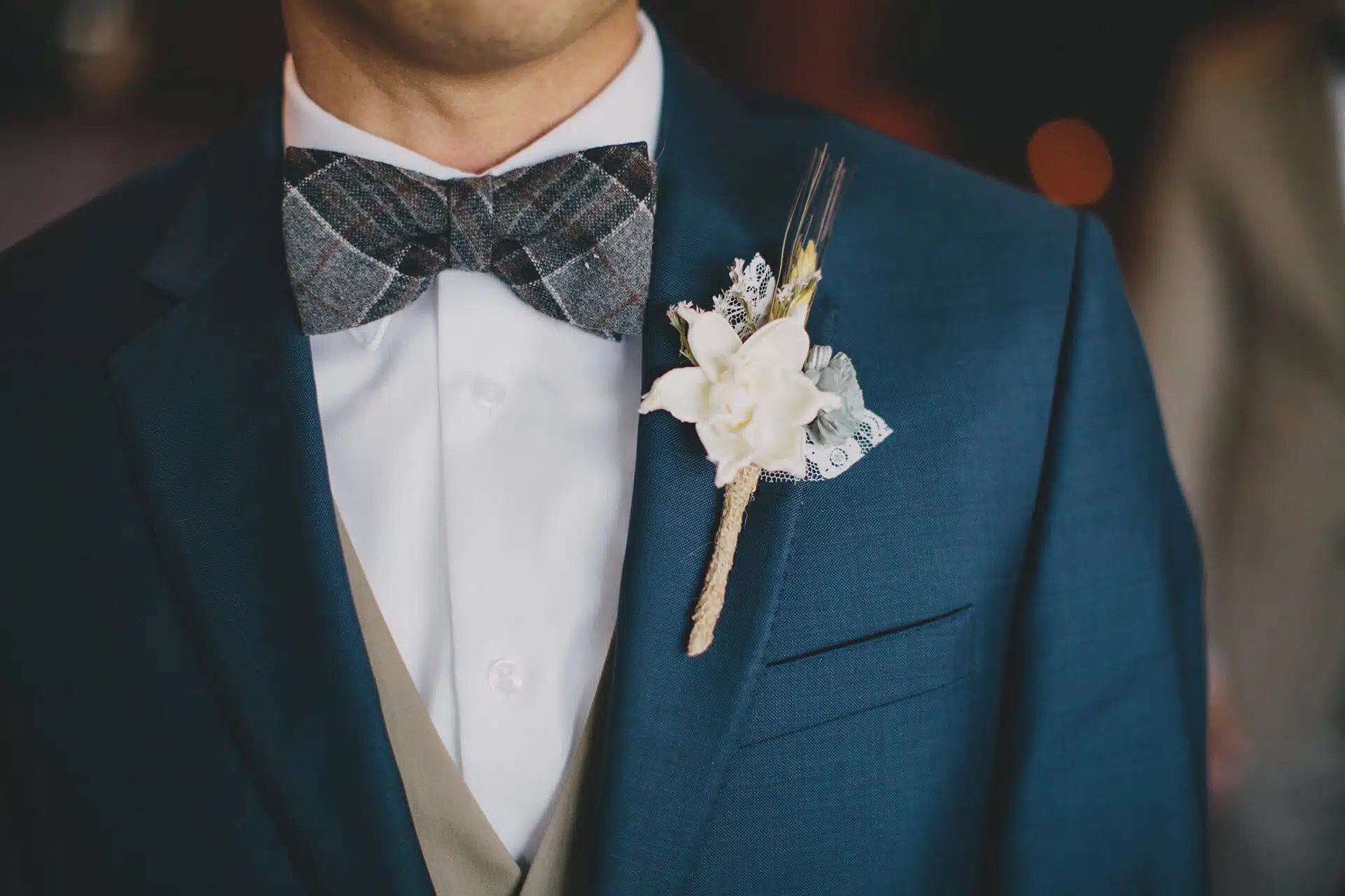 Eleganter Hochzeitsanzug mit passender Fliege