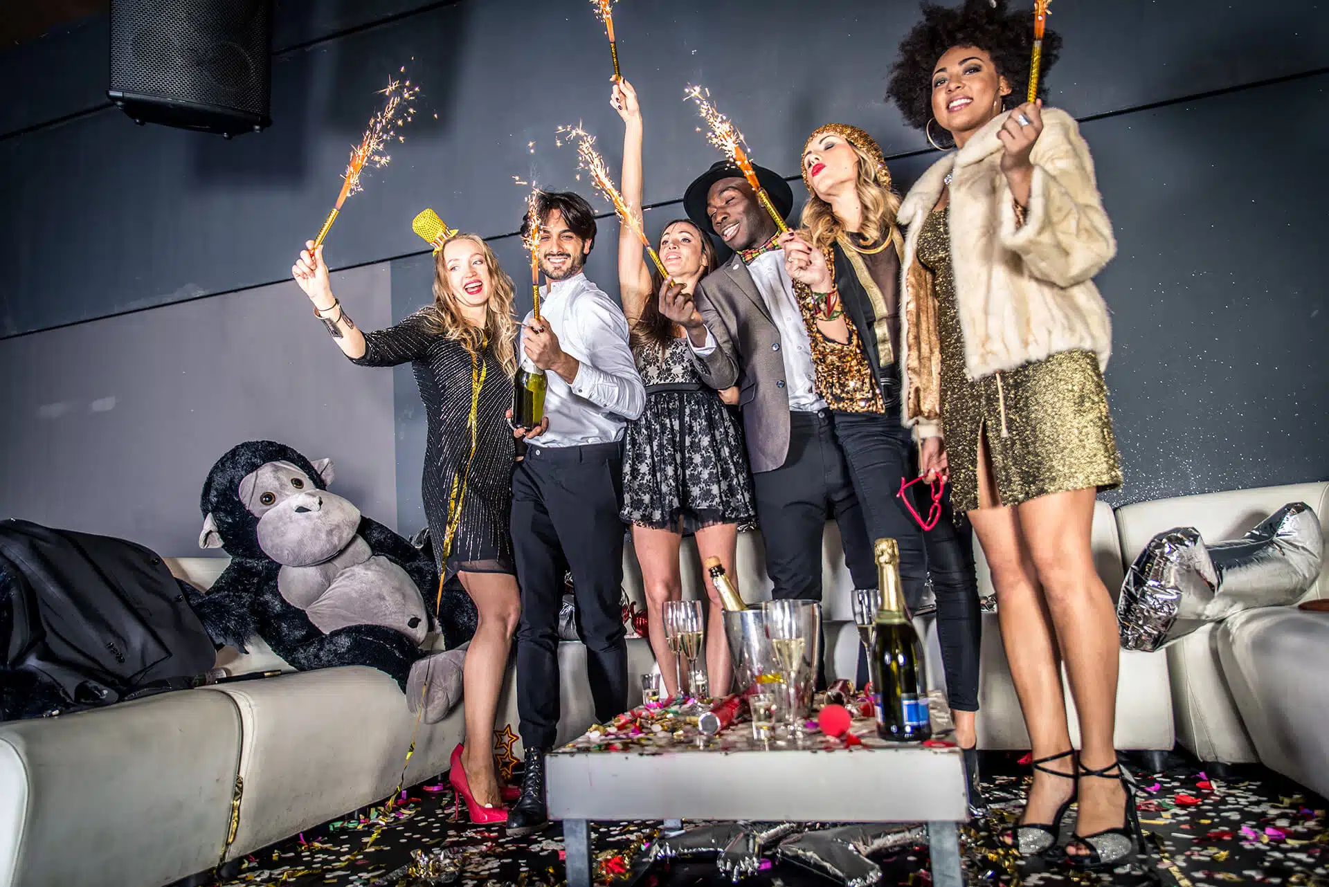 Feiernder Freundeskreis beim Junggesellenabschied